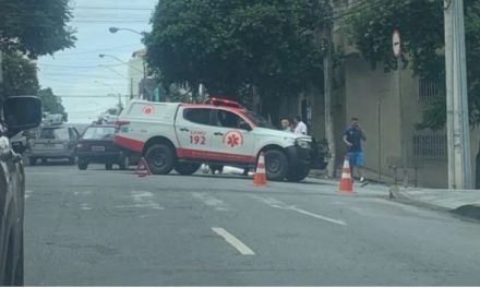 Motociclista fica ferida após colidir com carro no Centro de Divinópolis