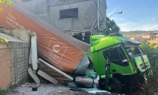 Carreta desce rua desgovernada e atinge carros e casas no Barreiro