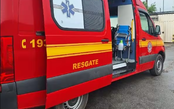 Mãe e filho são hospitalizados após queda de motocicleta em Minas