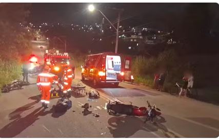 Motociclistas sofrem fraturas após batida lateral entre veículos no Parque Urupês, em Varginha