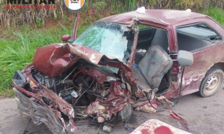 Carro bate de frente com carreta e deixa feridos na MG-050