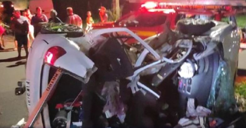 Homem morre após carro com família bater em caminhão na BR-365, em MG