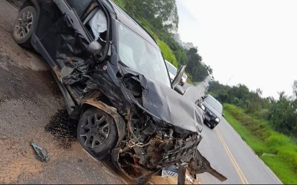Acidente na MG-050 deixa três pessoas feridas em São Sebastião do Oeste