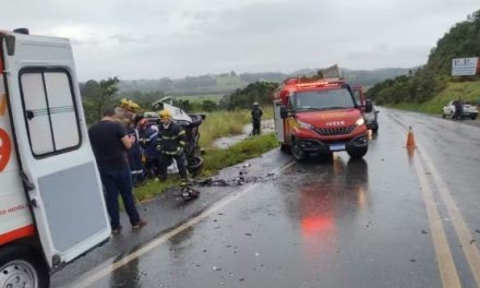 Motorista fica preso às ferragens após colisão entre caminhão e carro no Sul de Minas