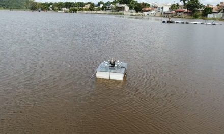 Aerador é instalado na Lagoa do Fundão