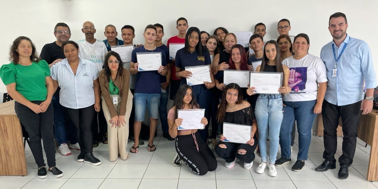 Alunos do “Projeto Esmero” recebem certificados
