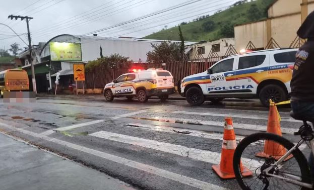 Homem morre atropelado por ônibus escolar enquanto atravessava avenida