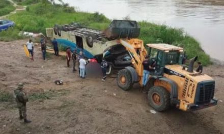 Cinco morrem após ônibus tombar em rodovia no sudoeste da Bahia