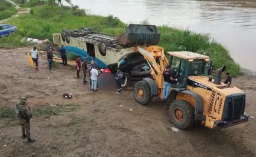 Cinco morrem após ônibus tombar em rodovia no sudoeste da Bahia