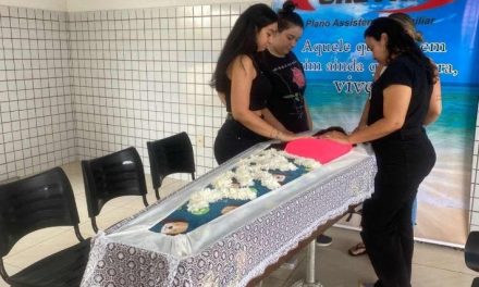 Cadela é velada em capela e sepultada no túmulo da família