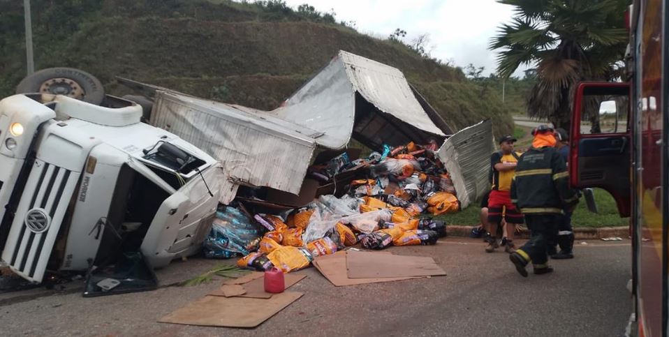 Motorista morre após caminhão carregado com ração perder freio e tombar
