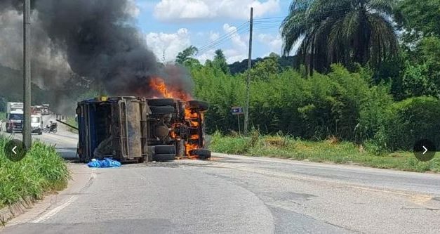 Caminhão de lixo tomba e pega fogo na BR-381, na Grande BH