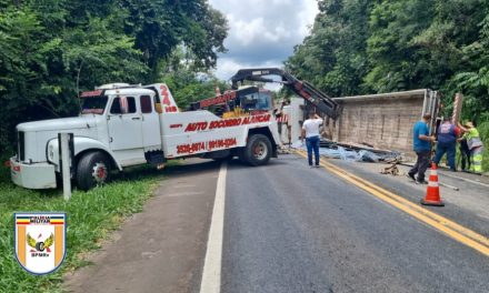 Motorista perde o controle e caminhão tomba na MG-050, em Capitólio