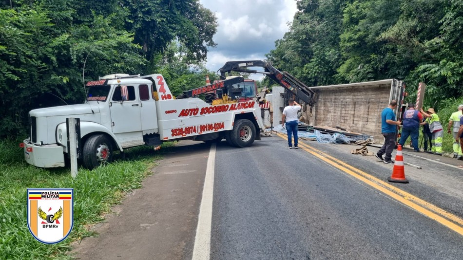 Motorista perde o controle e caminhão tomba na MG-050, em Capitólio