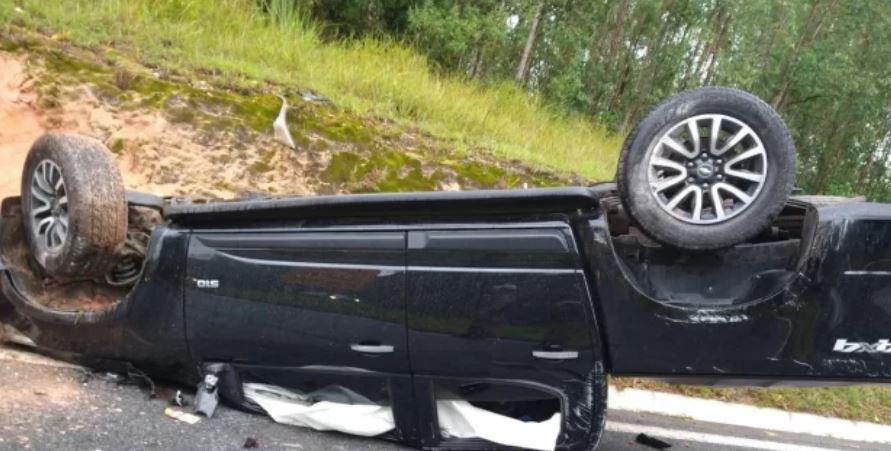 Caminhonete capota e passageira sofre ferimentos graves na MG-050
