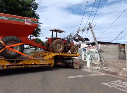 Carreta carregada com tratores atinge fiação elétrica e derruba dois postes em Cássia