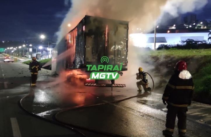 Carreta que transportava alimentos pega fogo na BR-381