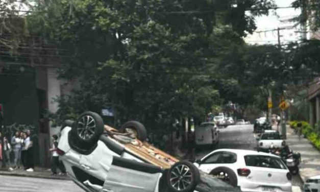Carro capota em avenida de BH e deixa duas pessoas feridas