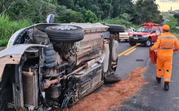 Batida entre carros deixa três feridos no Sul de Minas