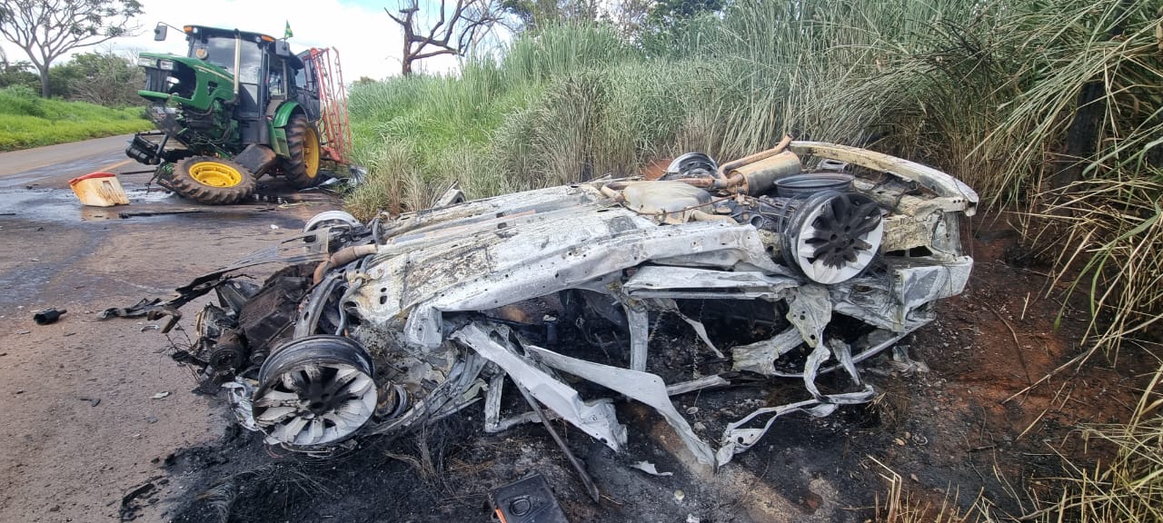 Mãe e filho de Samonte morrem após acidente entre carro e trator