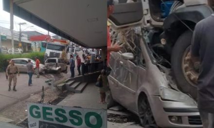 Caminhão desgovernado sai de pista e cai sobre 4 carros