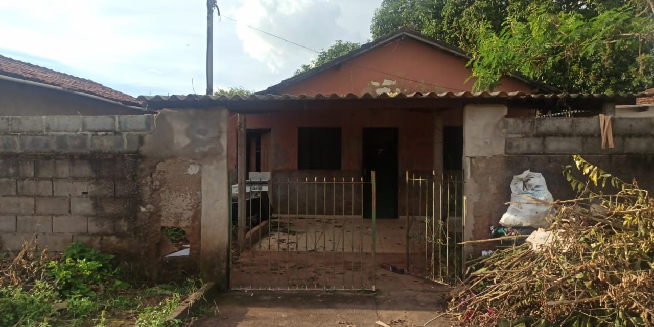 Homem com mandado de prisão em aberto é encontrado escondido em casa abandonada em Itapecerica