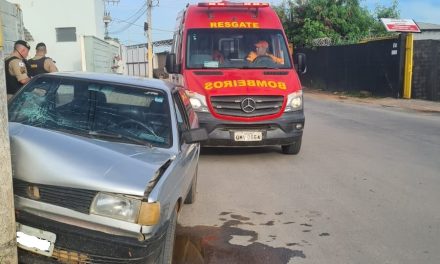 Dois ficam feridos após veículo colidir contra poste em Formiga