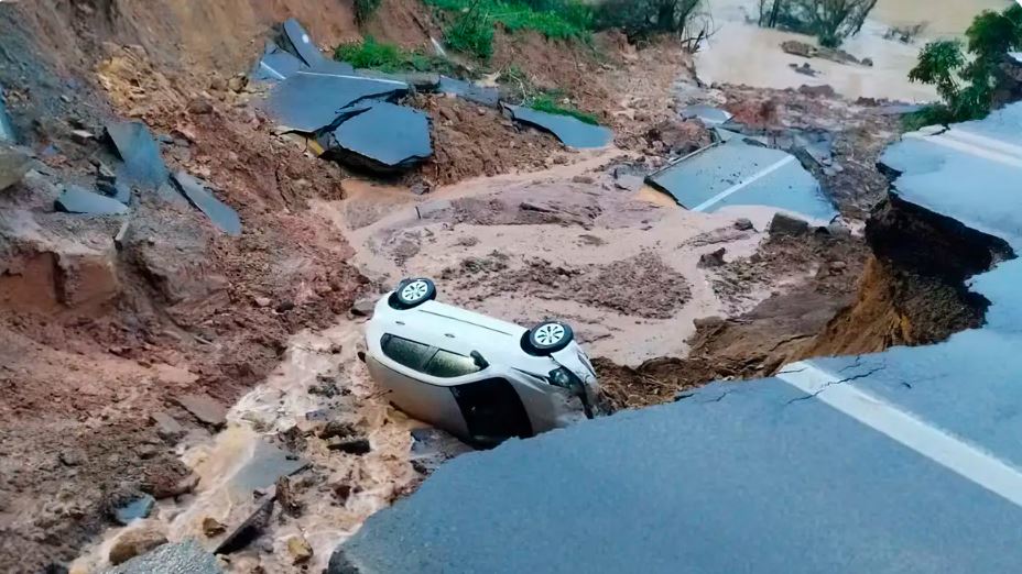 Chuvas abre cratera e interdita trecho da BR-470
