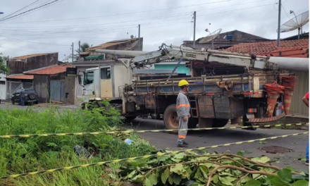 Casa é interditada e família fica desalojada após chuva abrir cratera em rua de Alfenas