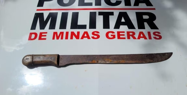 Homem dá golpes de facão na companheira e a joga de 3m de altura em MG