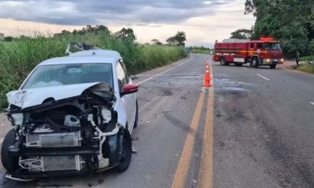 Batida entre caminhão e três carros deixa um ferido na MGC-491