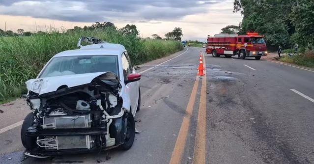Batida entre caminhão e três carros deixa um ferido na MGC-491