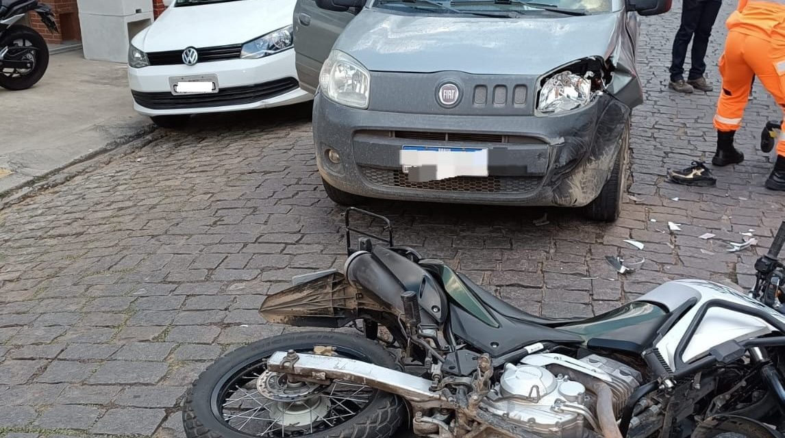Acidente entre moto e carro deixa homem ferido no Centro de Formiga
