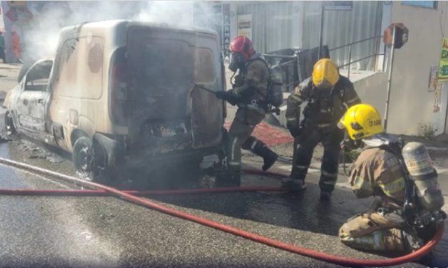Veículo que fazia entregas da Shopee pega fogo e encomendas são destruídas em BH