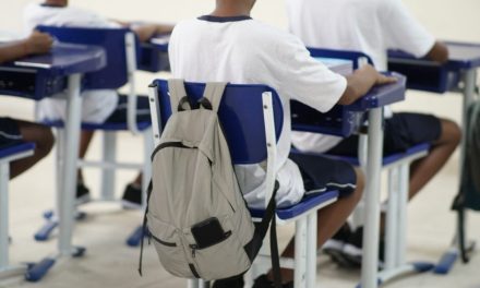 Prefeitura do Rio de Janeiro decide proibir celulares nas escolas