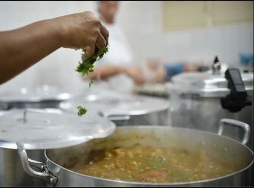 Editora é condenada a indenizar restaurante por cobranças indevidas