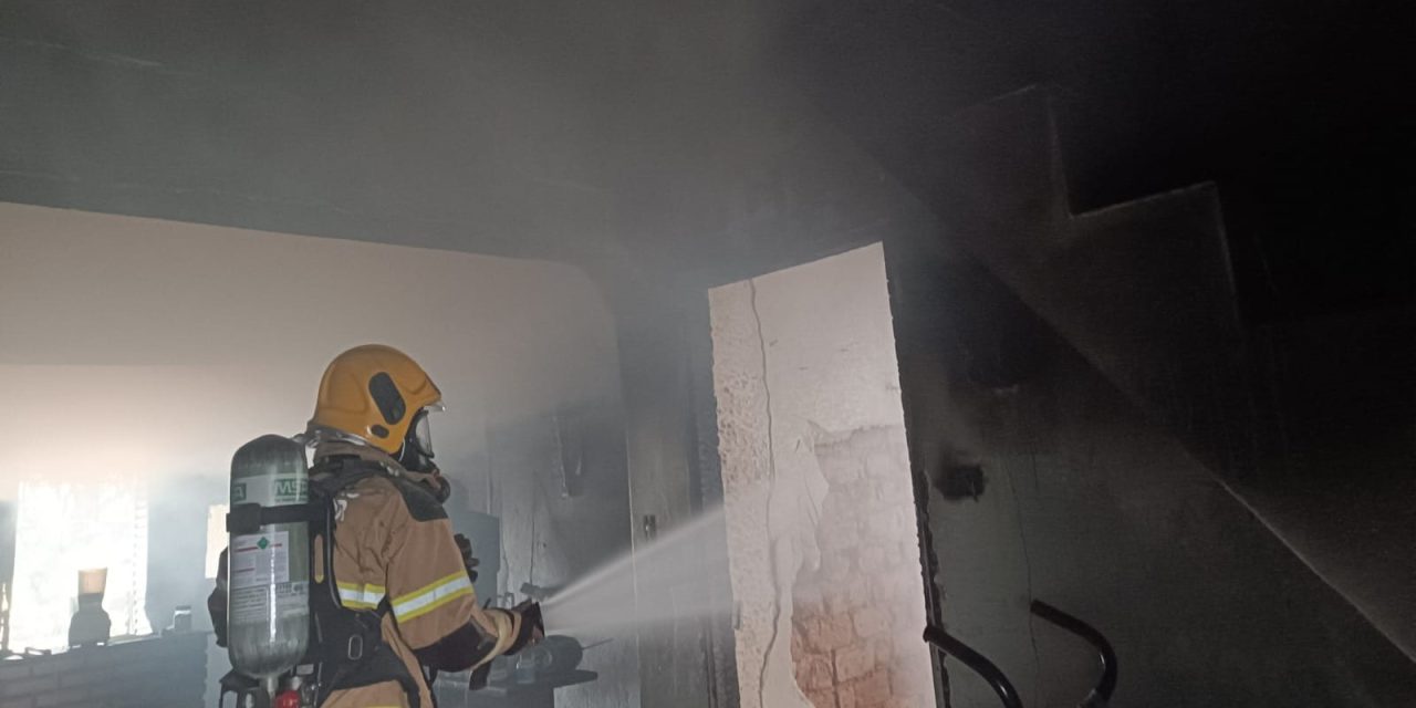 Incêndio é registrado em residência no bairro Rosário, em Formiga