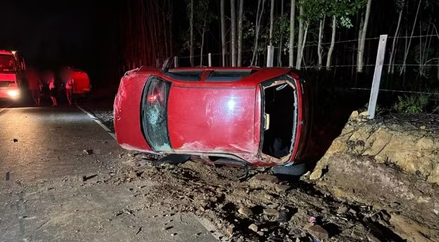 Jovem de 22 anos morre após carro capotar no Sul de Minas