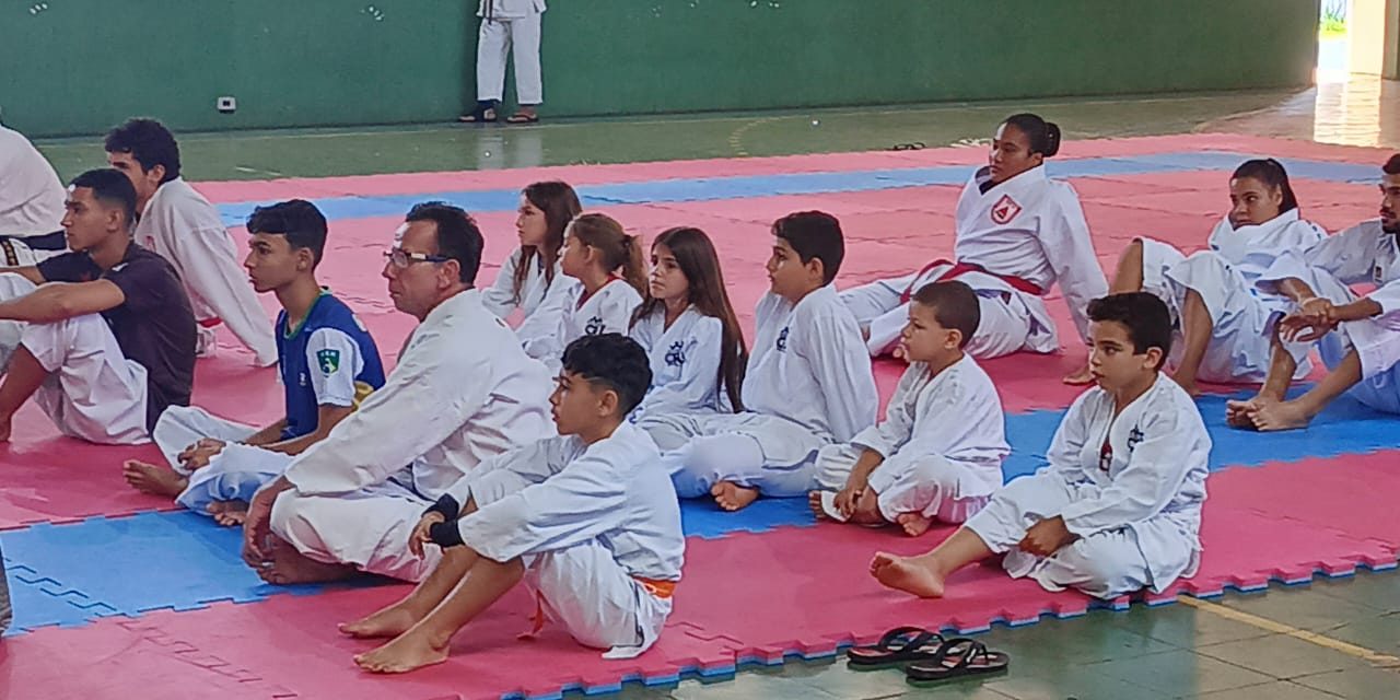 Atleta de Formiga participa de aulão de karatê em Lagoa da Prata