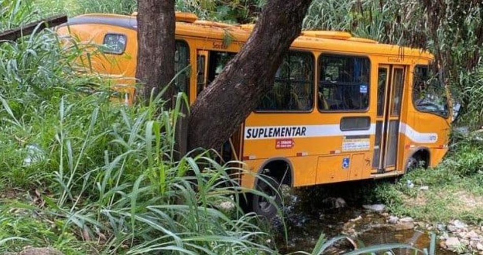 Morre motorista de ônibus suplementar que caiu em córrego em BH
