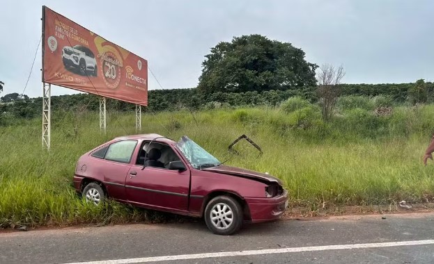 Homem morre após batida entre carro e caminhão