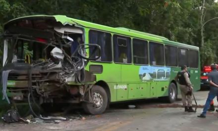 Grave acidente entre ônibus e carreta deixa um morto e quatro feridos