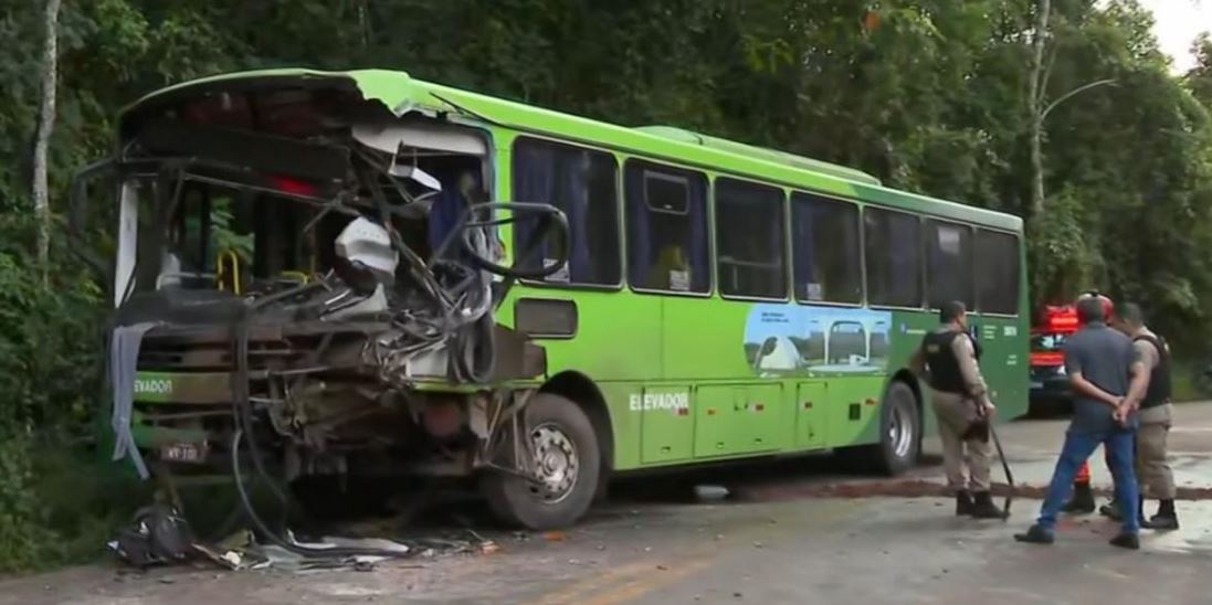 Grave acidente entre ônibus e carreta deixa um morto e quatro feridos