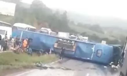 Ônibus capota na BR-381 e 18 pessoas ficam feridas; criança está em estado grave