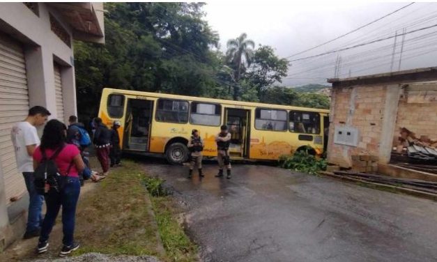 Ônibus perde freio, bate em muro e deixa feridos em BH