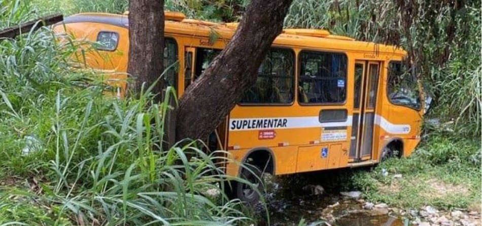 Ônibus suplementar cai em córrego e deixa motorista ferido em BH