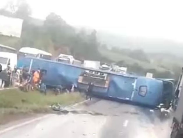 Ônibus capota na BR-381 e 18 pessoas ficam feridas; criança está em estado grave