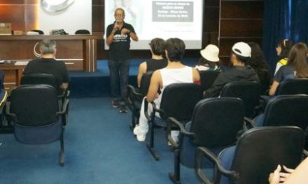 Alunos do colégio Unifor-MG participam de palestra sobre preparação para o Enem