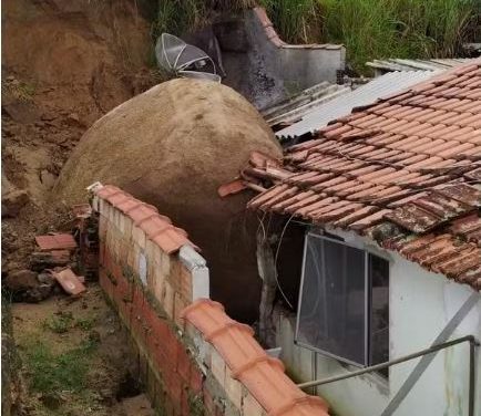 Pedra gigante atinge e destrói parte de casa após deslizamento de terra em Aparecida, SP