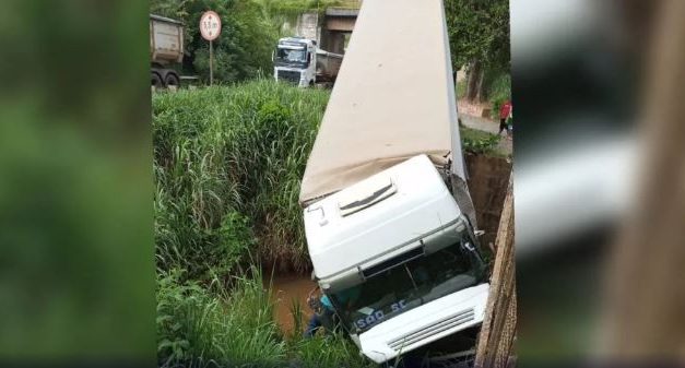Quatro pessoas são presas por saquear carreta que caiu de ribanceira na BR-381, na Grande BH